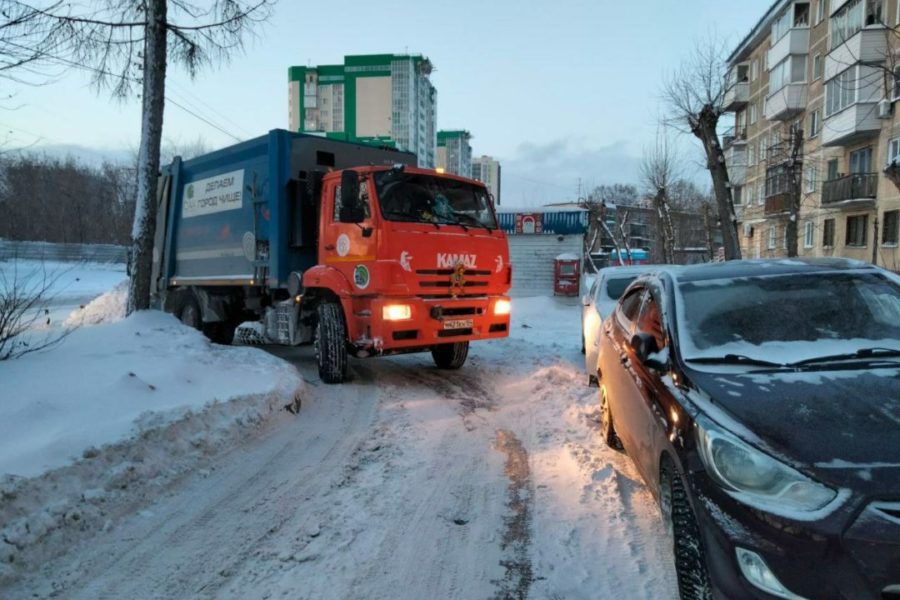 Экипаж мусоровоза вернул сумку с деньгами и банковской картой жительнице Новосибирска