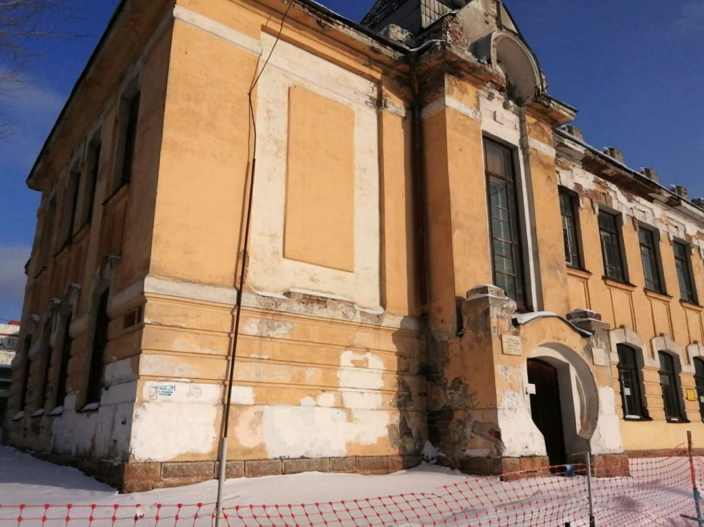 Аварийную школу-памятник закрыли в Новосибирске