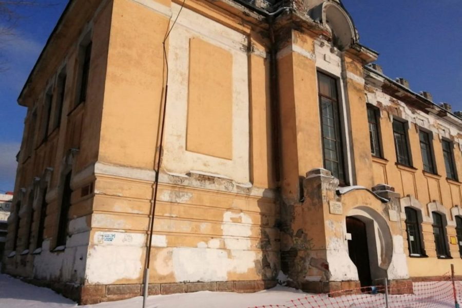 Аварийную школу-памятник закрыли в Новосибирске