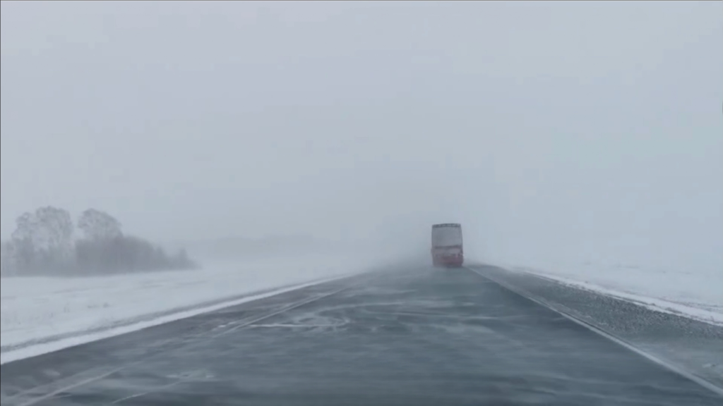 Из-за непогоды ограничили движение на трассе Новосибирской области