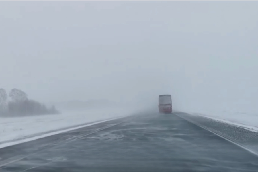Из-за непогоды ограничили движение на трассе Новосибирской области