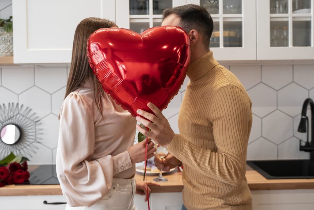 «Нижнее белье ― это намек»: психологи составили рейтинг самых неудачных подарков на День Влюбленных