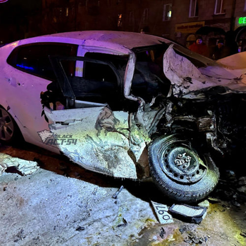 Серьезное ДТП произошло ночью на пересечении улиц Римского-Корсакова и Титова в Новосибирске