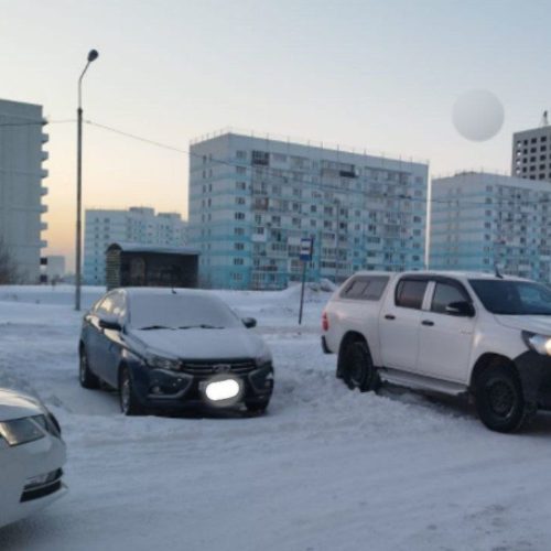 Девочка попала под колеса иномарки на парковке в Новосибирске