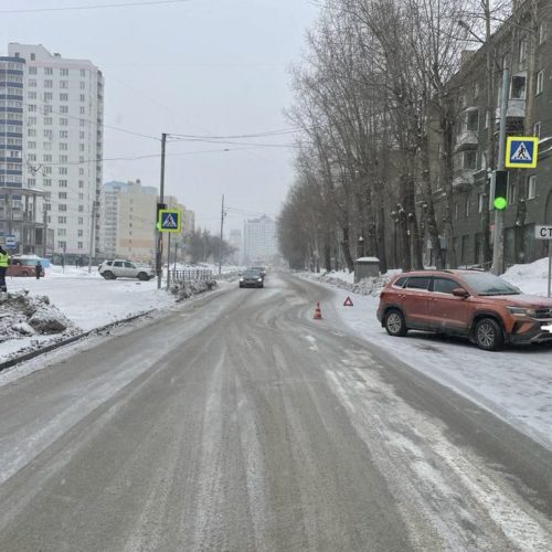 Подросток попал под машину при переходе на красный свет в Новосибирске