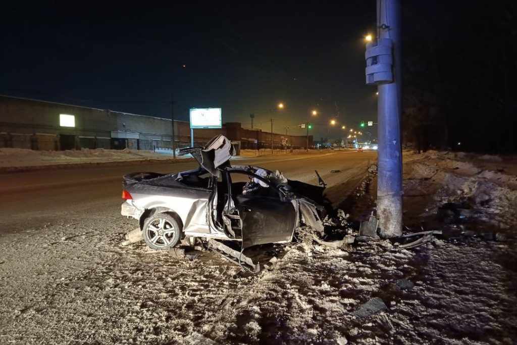 «Намотался на столб»: мужчина погиб в ночной аварии на Станционной в Новосибирске