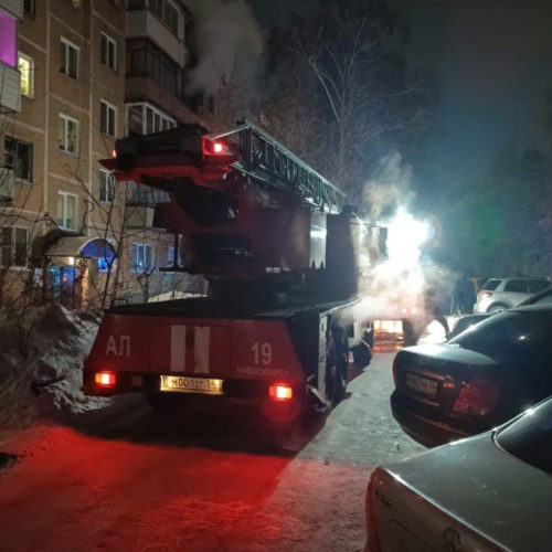Два человека погибли при пожаре в многоэтажке в Новосибирске