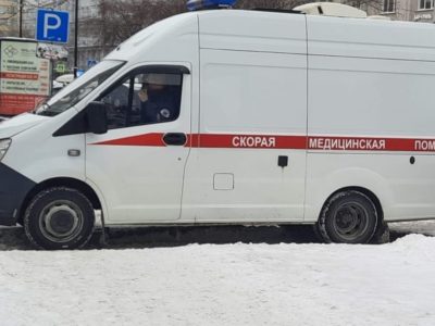 «У нас так же есть пациенты»: женщина 10 минут умирала в машине пока ждала врача возле больницы в Новосибирске