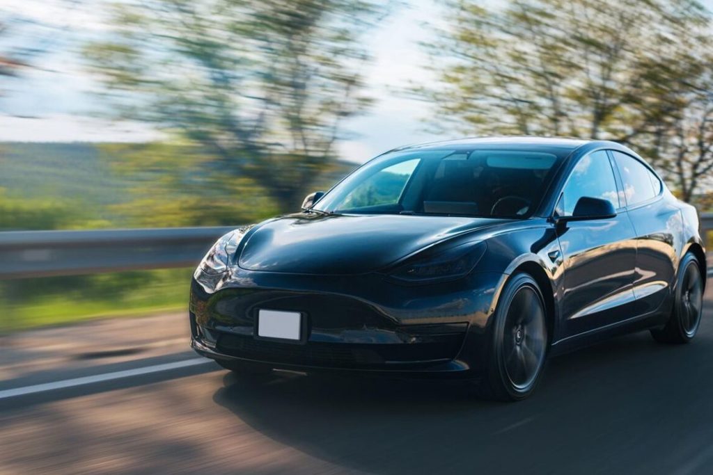 В Новосибирске приставы выследили должницу и конфисковали Hyundai Solaris