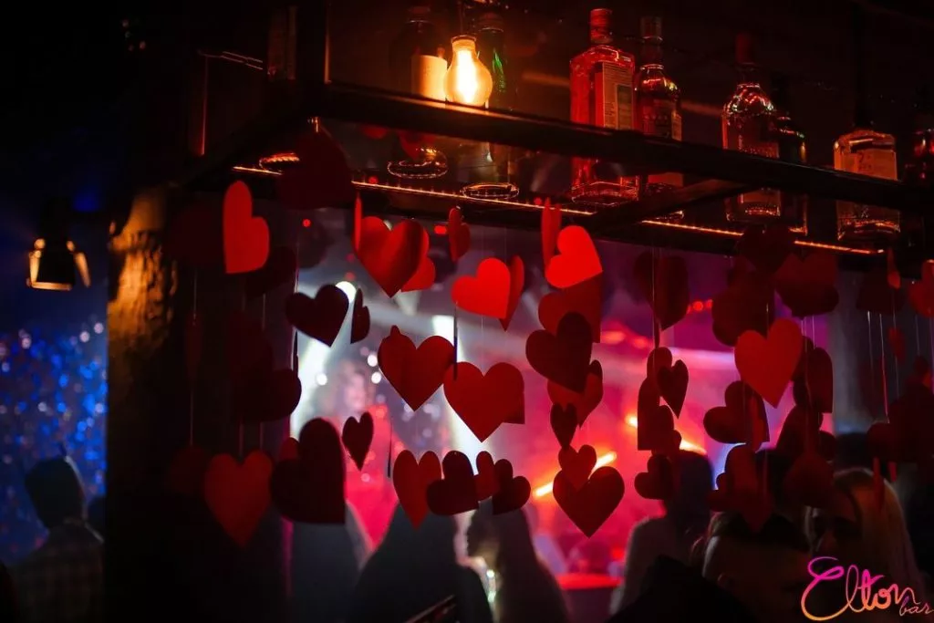 «Мужчины переодеваются в женщин»: псевдокандидат на пост мэра Новосибирска потребовал закрыть ЛГБТ*-бар