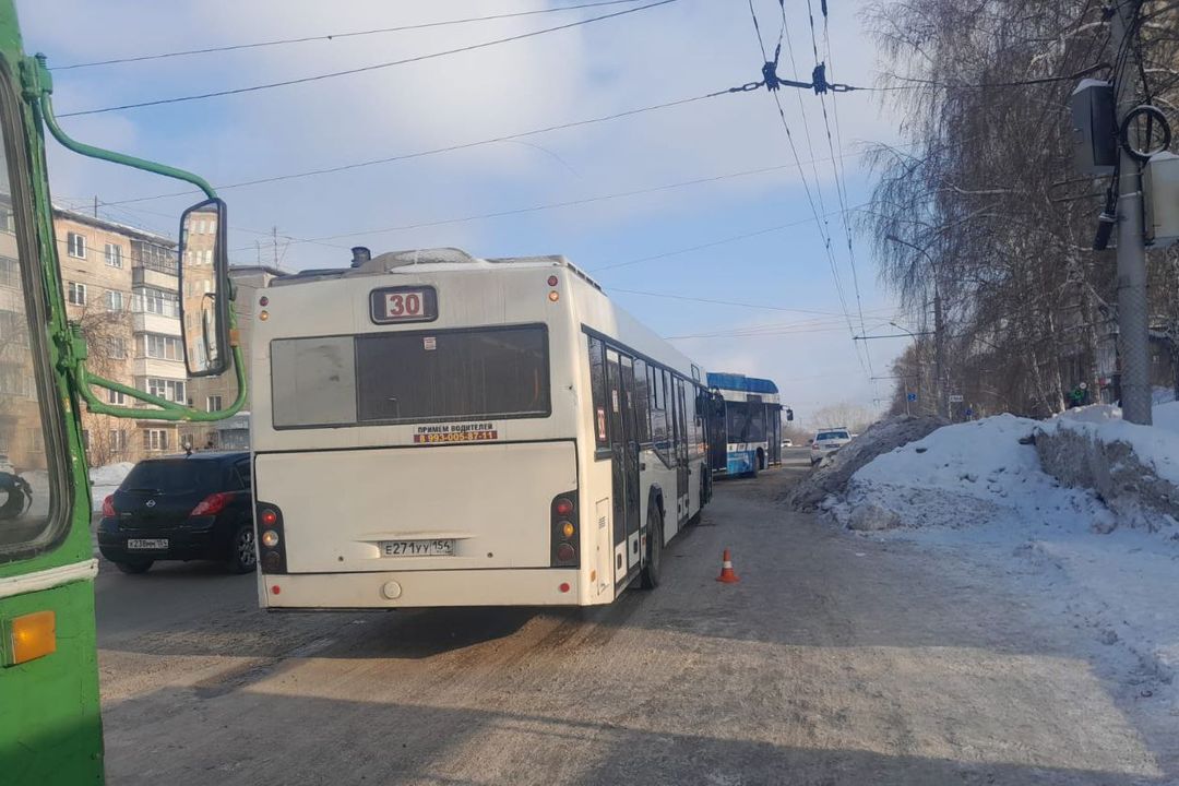 Ребенок выпал на ходу из автобуса в Новосибирске