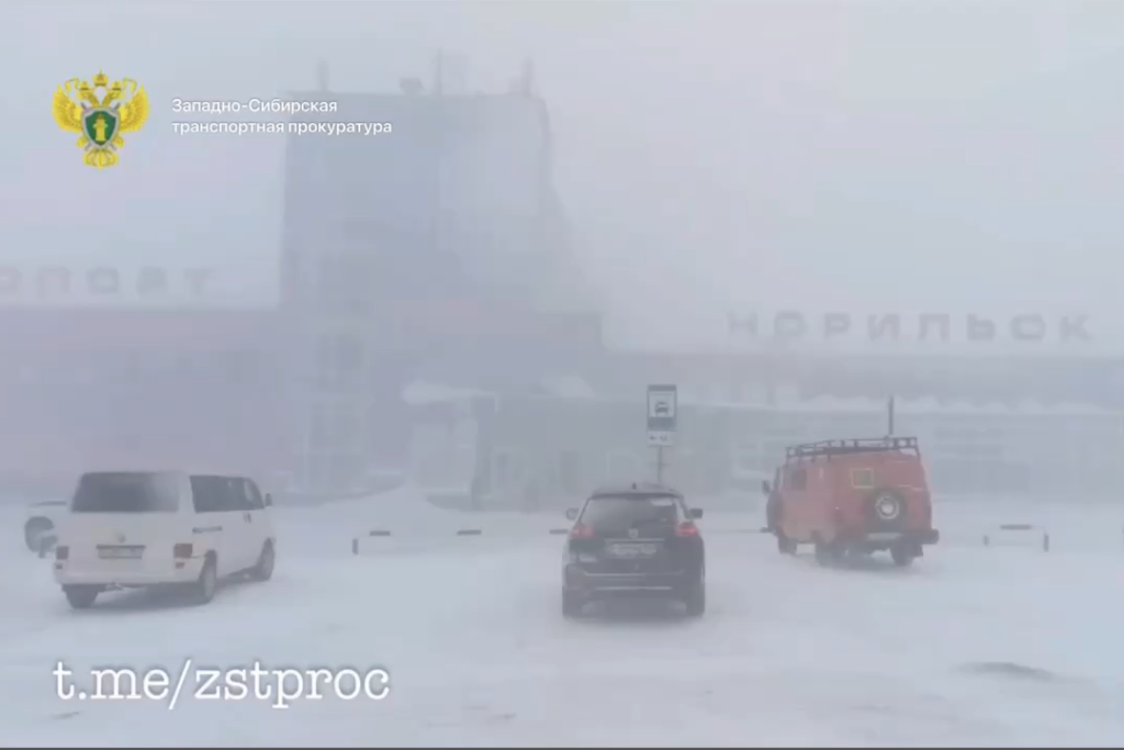 Более 600 пассажиров из-за сильной метели застряли в аэропорту в Сибири