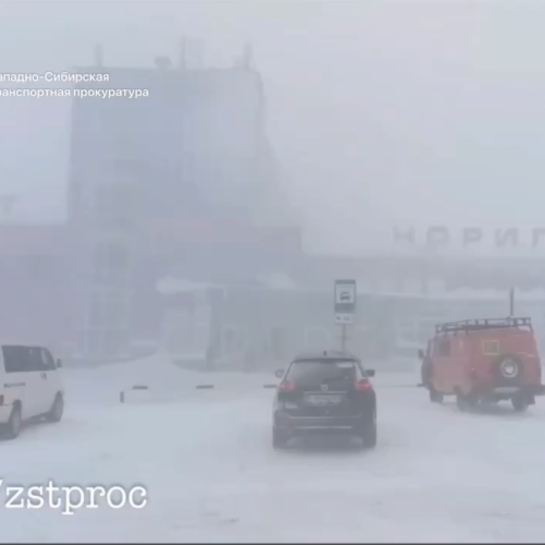 Более 600 пассажиров из-за сильной метели застряли в аэропорту в Сибири