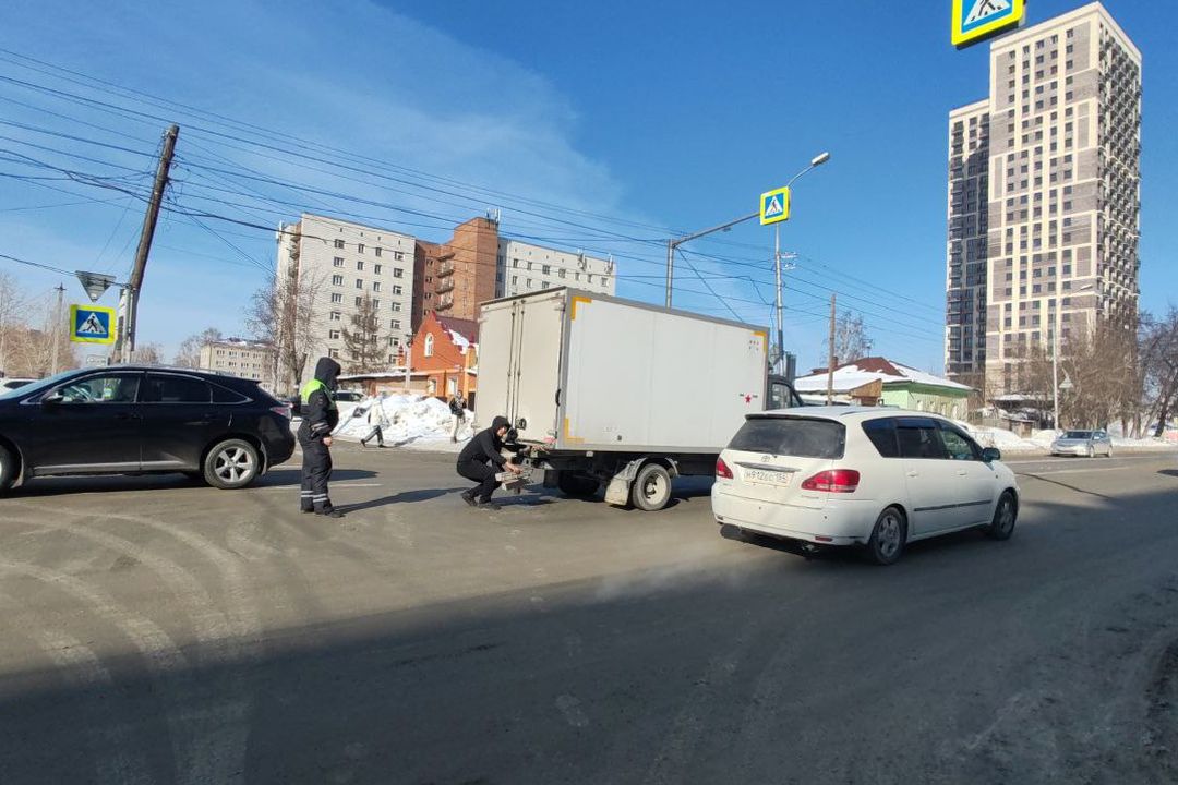 Пассажиры маршрутки пострадали в ДТП с грузовиком в Новосибирске