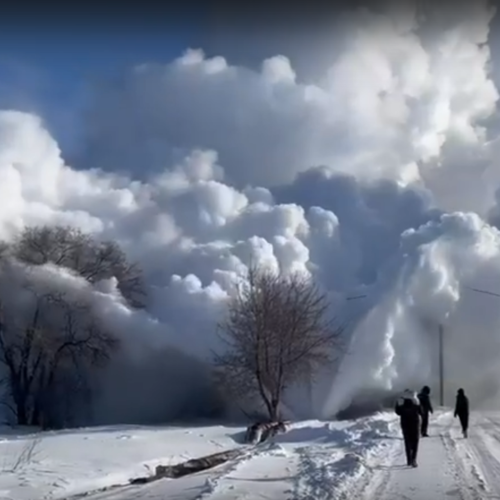 Мощный гейзер вырвался из теплотрассы в Куйбышеве Новосибирской области