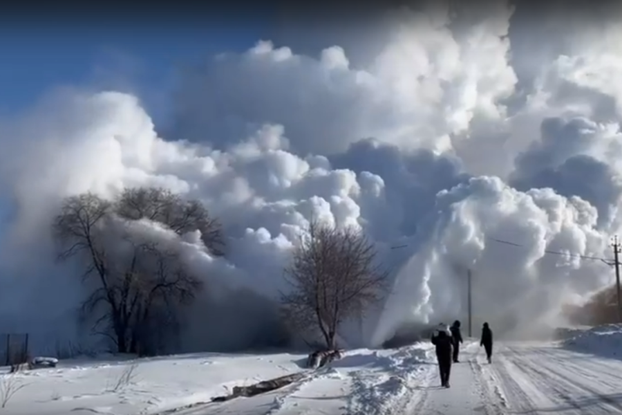 Мощный гейзер вырвался из теплотрассы в Куйбышеве Новосибирской области