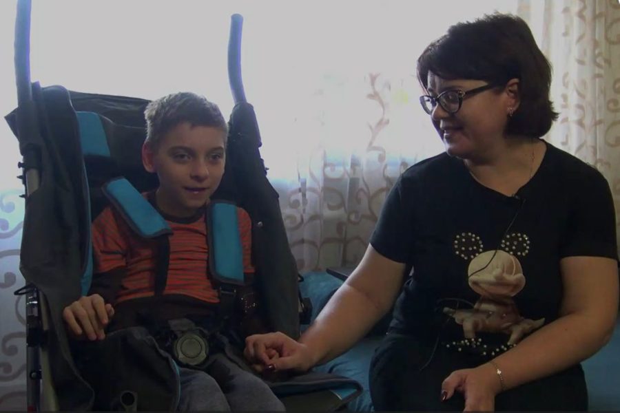 Новосибирец купил дорогое инвалидное кресло мальчику из Донецка
