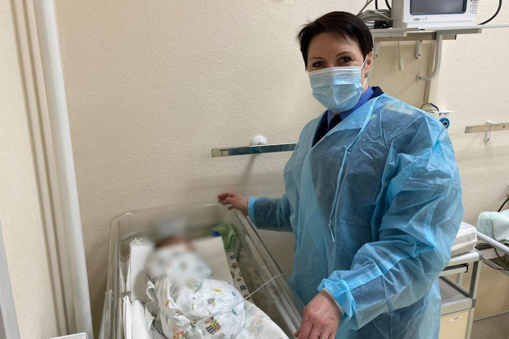 Бабушка младенца, выкинутого в мусорку в Новосибирске, не может стать его опекуном