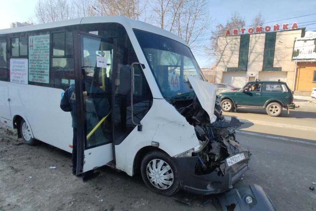 ДТП с пассажирской маршруткой проверяют следователи в Новосибирске