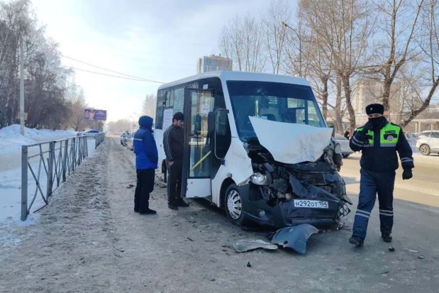 Пассажиры маршрутки пострадали в ДТП с грузовиком в Новосибирске