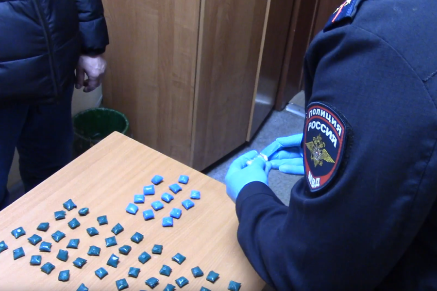 Наркокурьера с крупной партией мефедрона задержали в Новосибирске