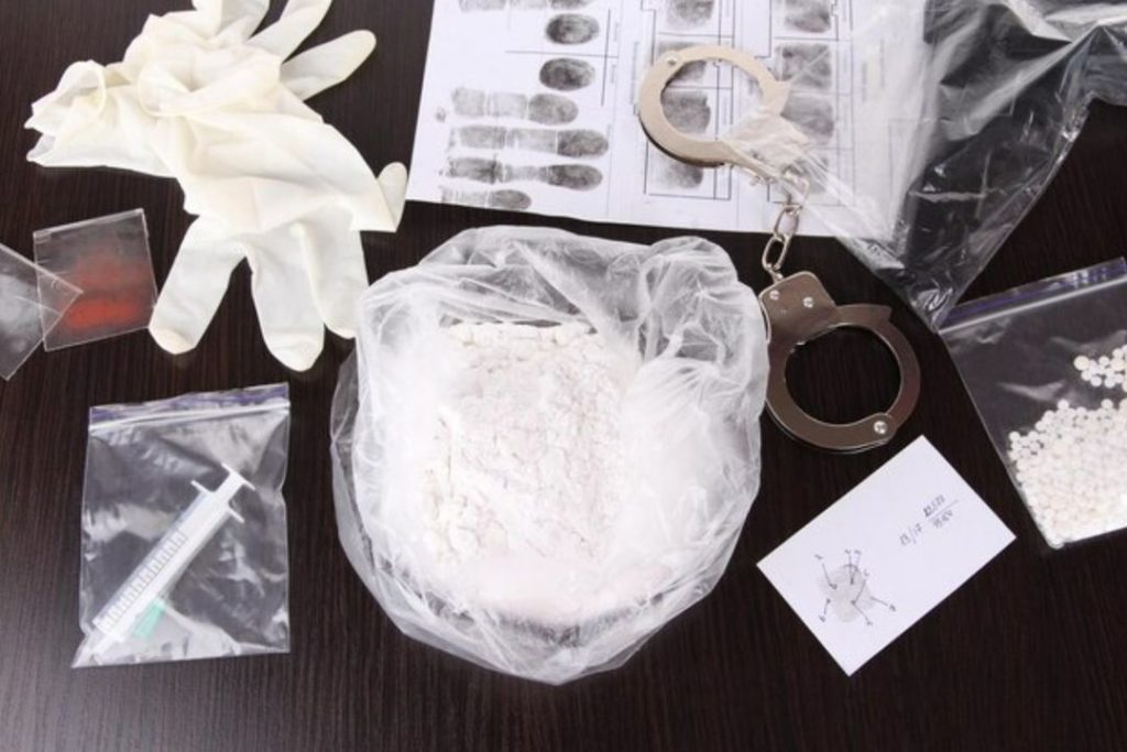 Новосибирец и 11 мигрантов попались на сбыте наркотиков