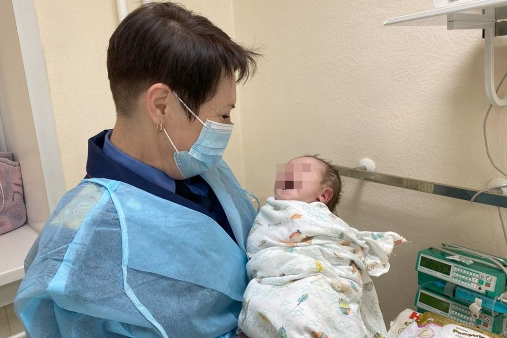 «Он очень хотел жить»: малыша, спасенного из мусорки, навестили следователи в новосибирской больнице