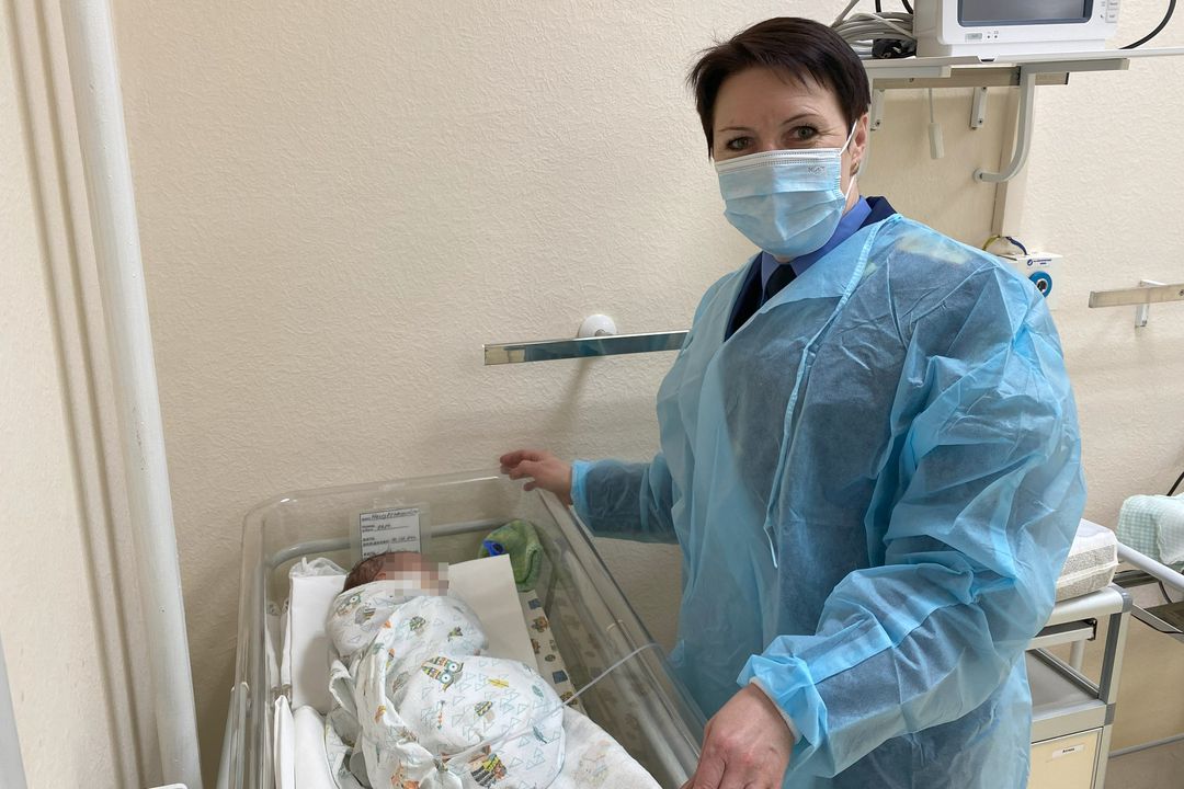 Малыша, спасенного из мусорки, навестили следователи в новосибирской больнице
