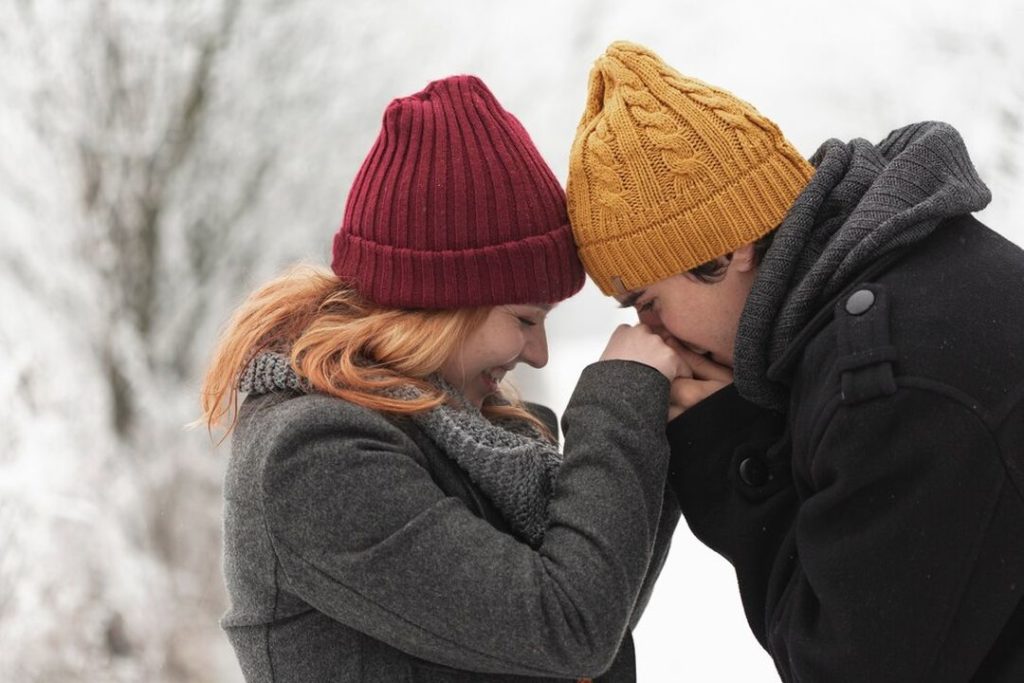 Трехсвятие, Васильев день: почему 12 февраля незамужние девушки повязывают ленты на деревьях