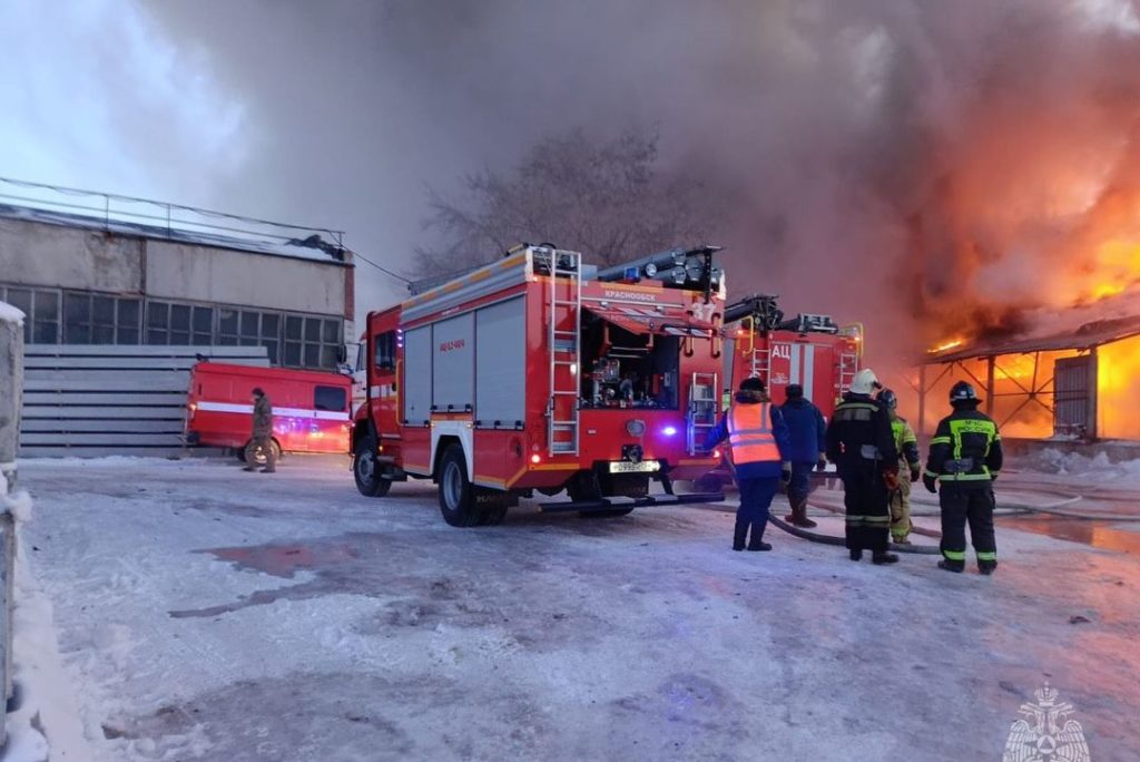 Мощный пожар полыхает на складе в Кировском районе Новосибирска
