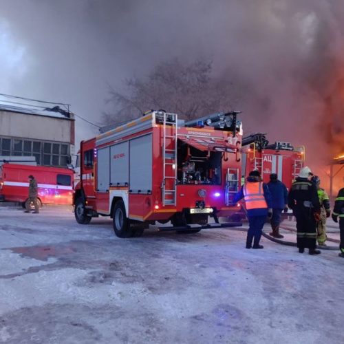 Мощный пожар полыхает на складе в Кировском районе Новосибирска
