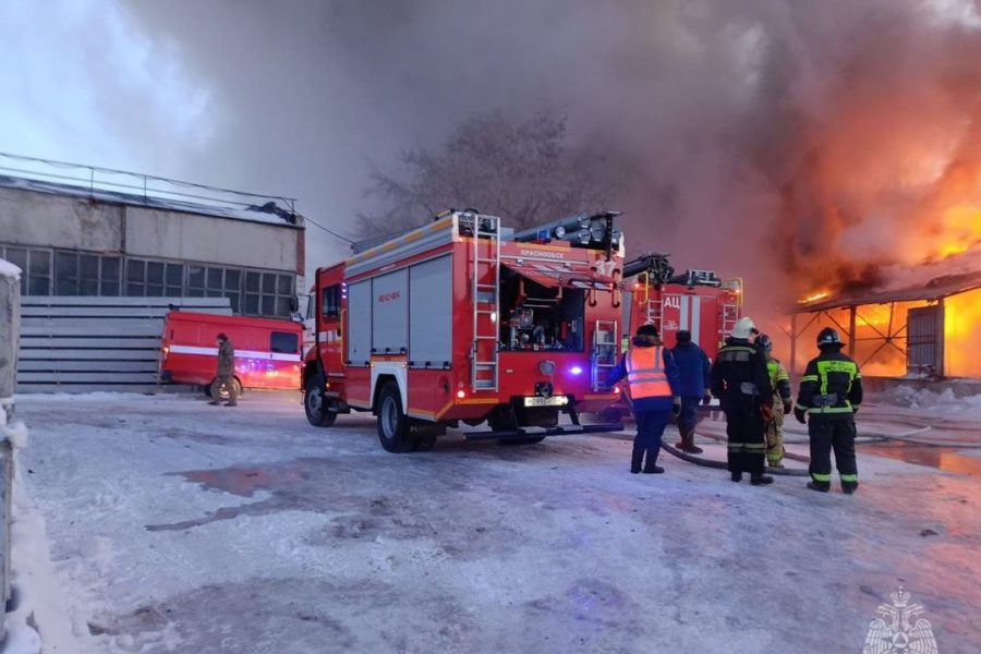 Мощный пожар полыхает на складе в Кировском районе Новосибирска
