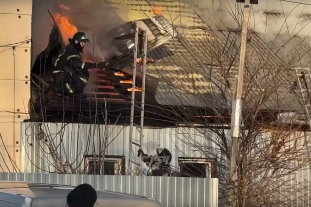 «Держись, малыш, помощь рядом»: МЧС эвакуировало с крыши горящего дома 11-летнего мальчика