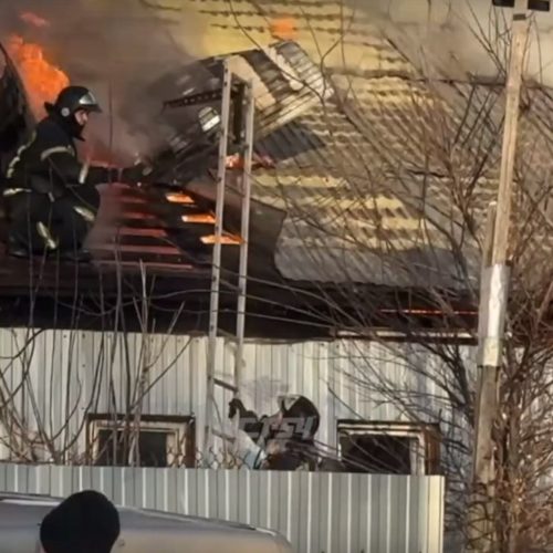 «Держись, малыш, помощь рядом»: МЧС эвакуировало с крыши горящего дома 11-летнего мальчика