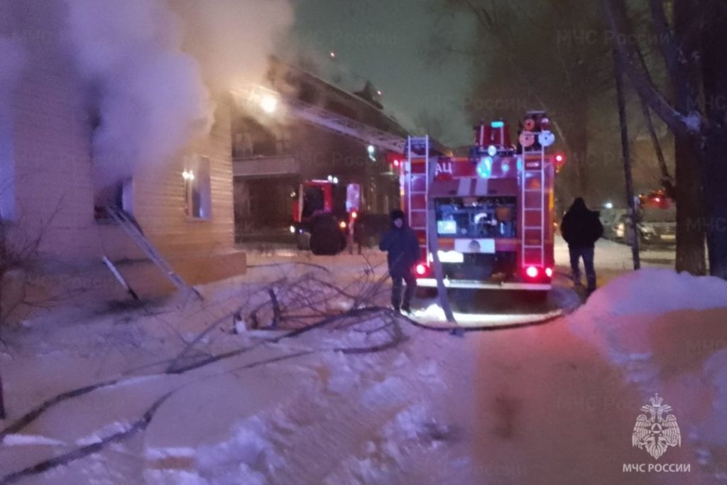 После пожара барак на Костычева в Новосибирске отключили от всех коммуникаций