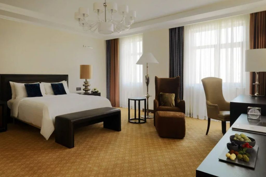 Борис Надеждин снял себе люкс и бизнес-зал в самом дорогом отеле Новосибирска