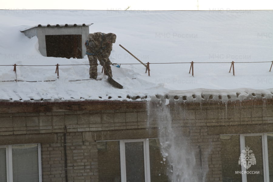 Только 42% кровель Новосибирска очищены от снега и наледи