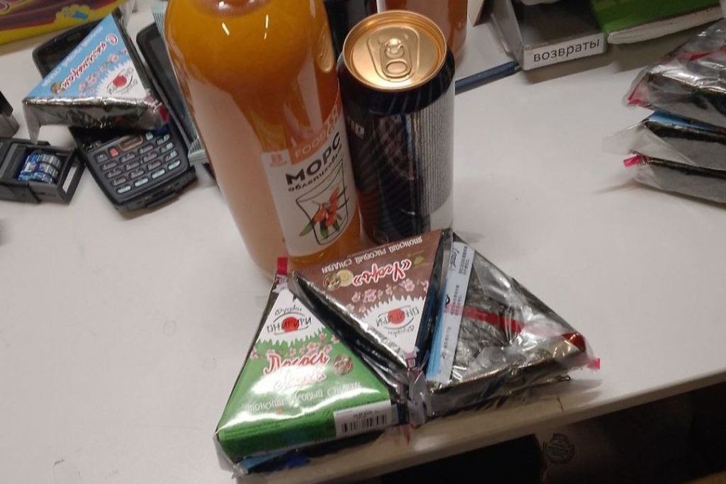 «Хлеба и зрелищ»: школьников поймали на краже сэндвичей и фейерверков в магазине Новосибирска