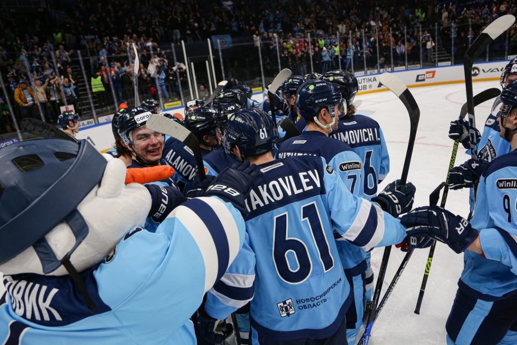 «Давно не видел такой игры»: «Сибирь» вырвала победу у хабаровского «Амура» со счетом 4:3 в Новосибирске