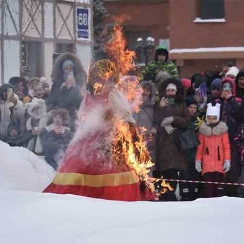 Фашинг-чучело сожгли под песни и танцы в Новосибирске