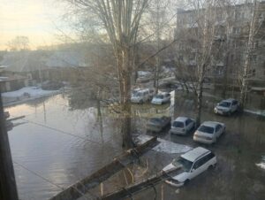 Дворы и улицы Новосибирска заливают талые воды