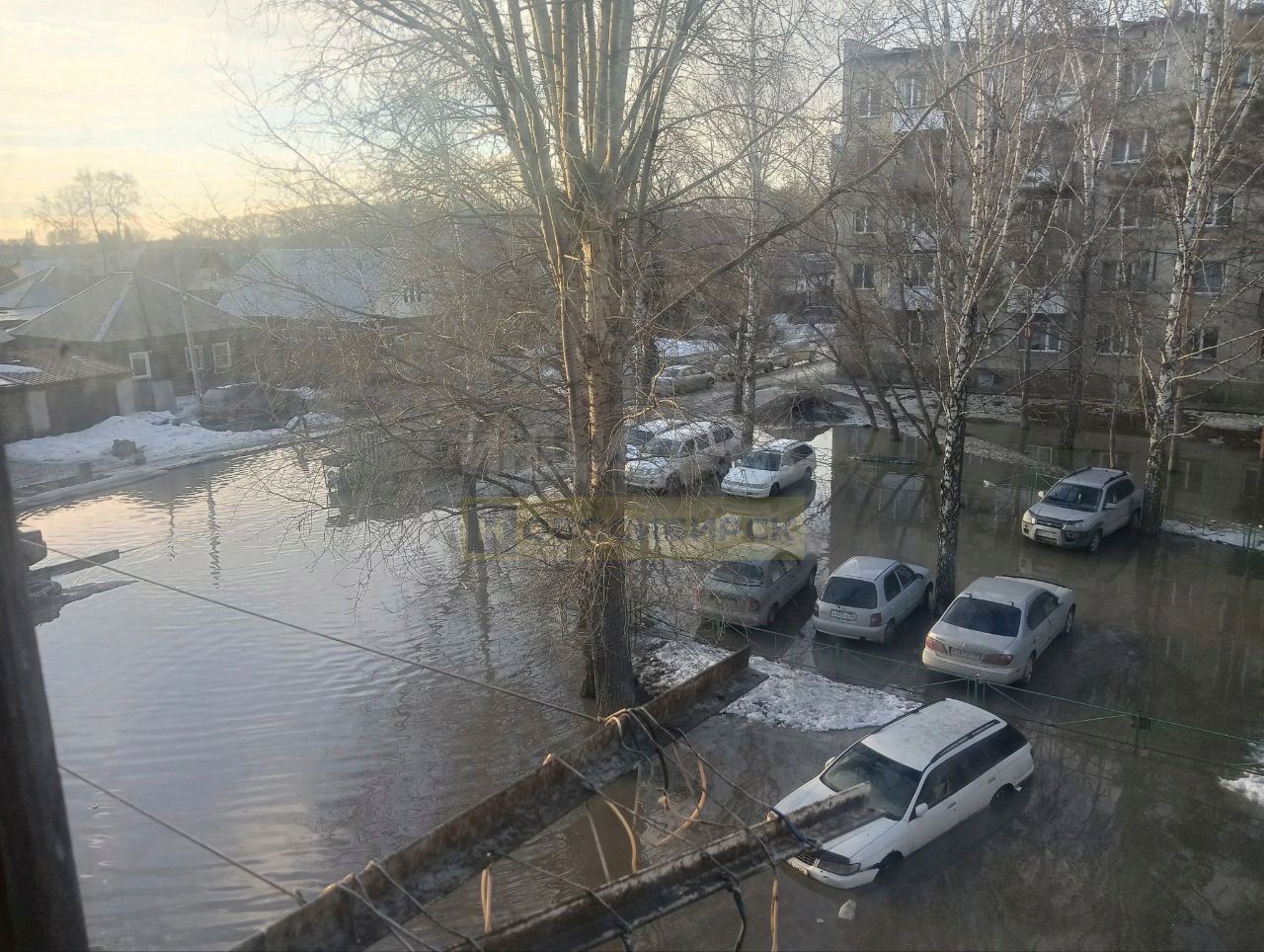 Дворы и улицы Новосибирска затапливают талые воды | 31.03.2024 |  Новосибирск - БезФормата