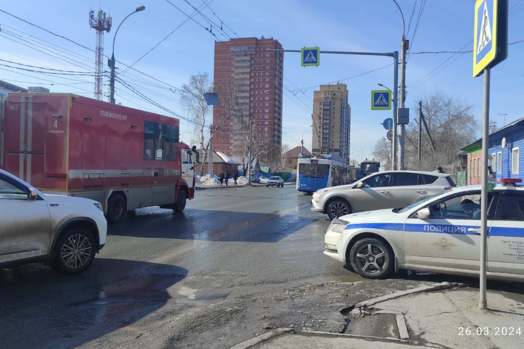 В полиции рассказали о мертвом мужчине на дороге в Новосибирске
