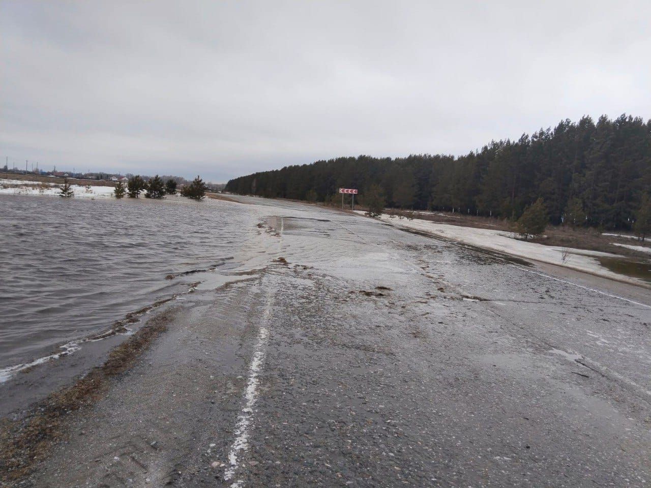 На восьми дорогах Новосибирской области талая вода затапливала проезжую  часть - Infopro54 - Новости Новосибирска. Новости Сибири