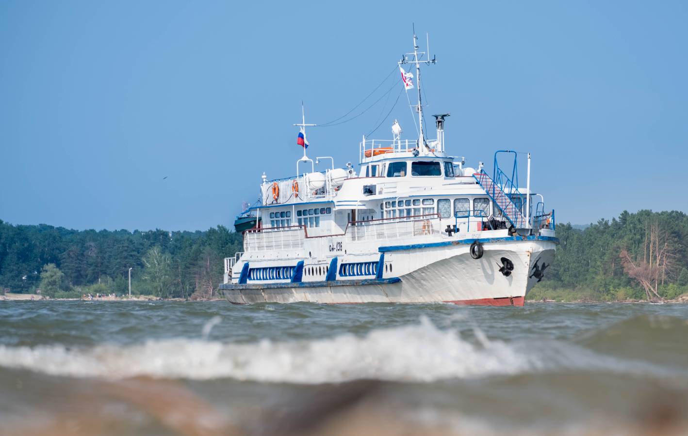 На Обском море теплоход. Прогулки на теплоходе по Обскому морю. Обское море Старая Пристань.