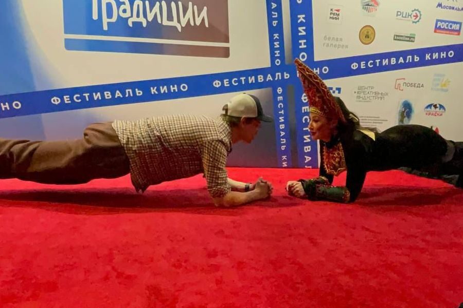 Никита Кологривый встал в планку с эпатажной блогершей в Новосибирске
