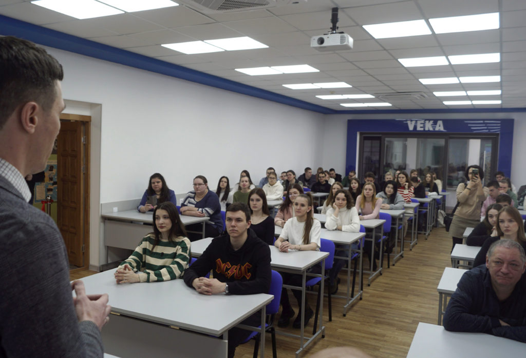 В НГАСУ открылась аудитория с шоу-румом современного остекления