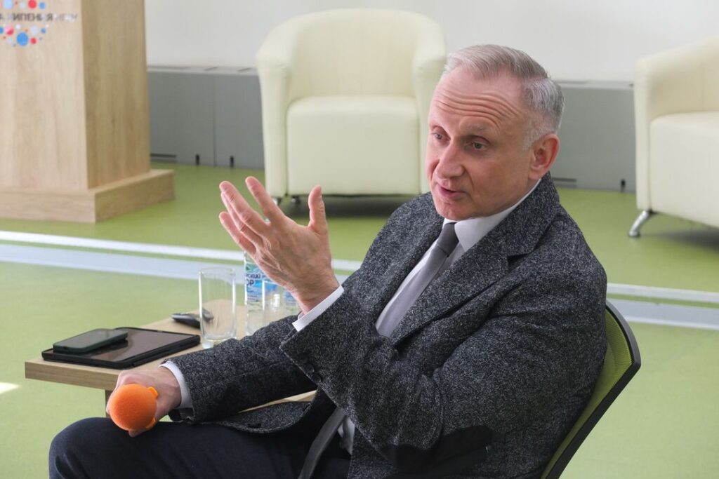 «Сейчас время Героев»: зампред Заксобрания НСО Андрей Панферов позвал студентов на Донбасс