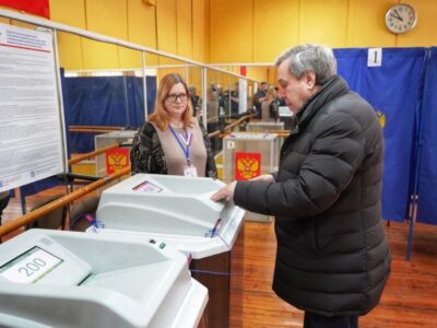 Сенатор Владимир Городецкий проголосовал на выборах президента России