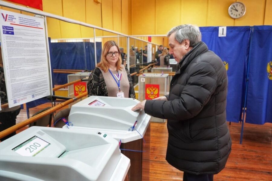 Сенатор Владимир Городецкий проголосовал на выборах президента России